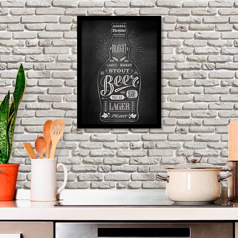 Quadro decorativo para cozinha ou ambientes de lazer com fundo preto e a forma de uma garrafa de cerveja