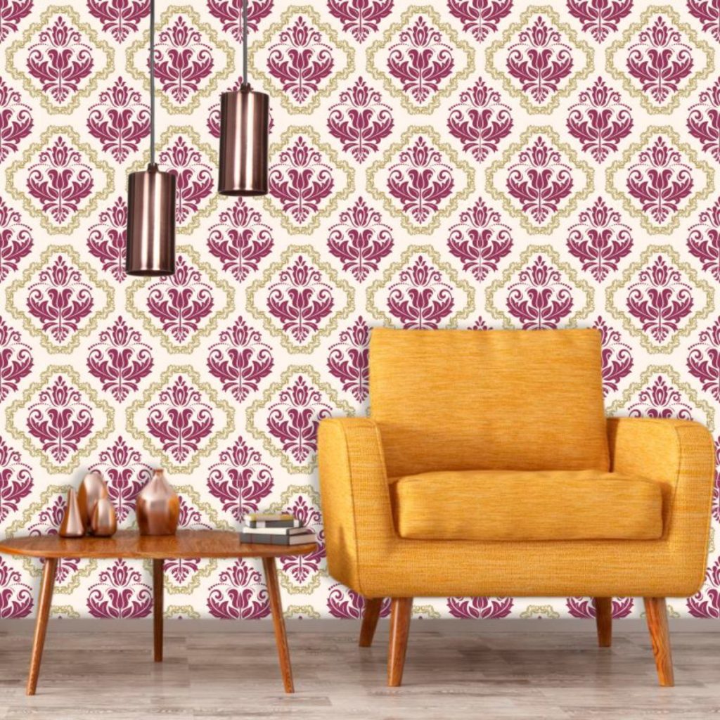 Papel de parede para sala de espera nas cores dourado e roxo, com sofá amarelo, e luminárias