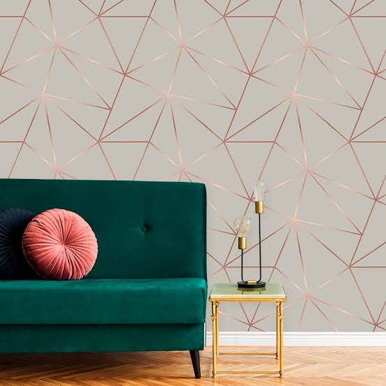 papel de parede zara fendi rose goldi com sofá verde e almofada rosa
