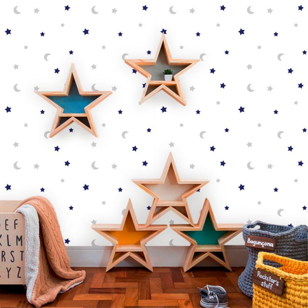 Papel de parede infantil com estrelas e lua, além de decoração com madeira